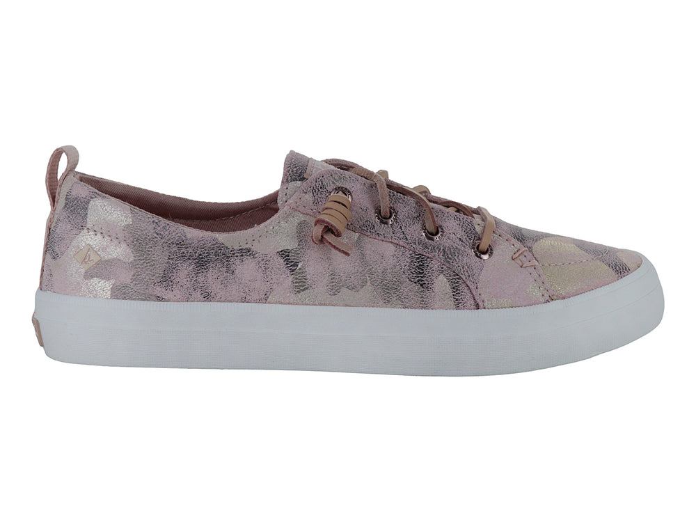 Tenis Sperry con estampado de camuflaje metálico en tonos rosa y suela blanca.