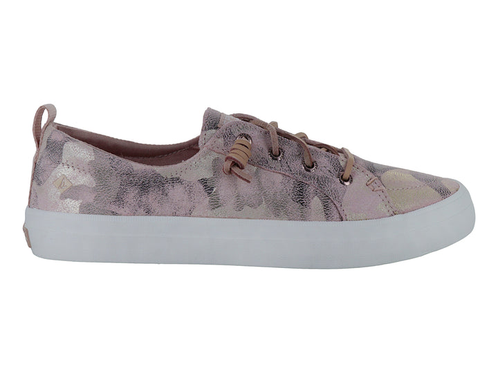 Tenis Sperry con estampado de camuflaje metálico en tonos rosa y suela blanca.