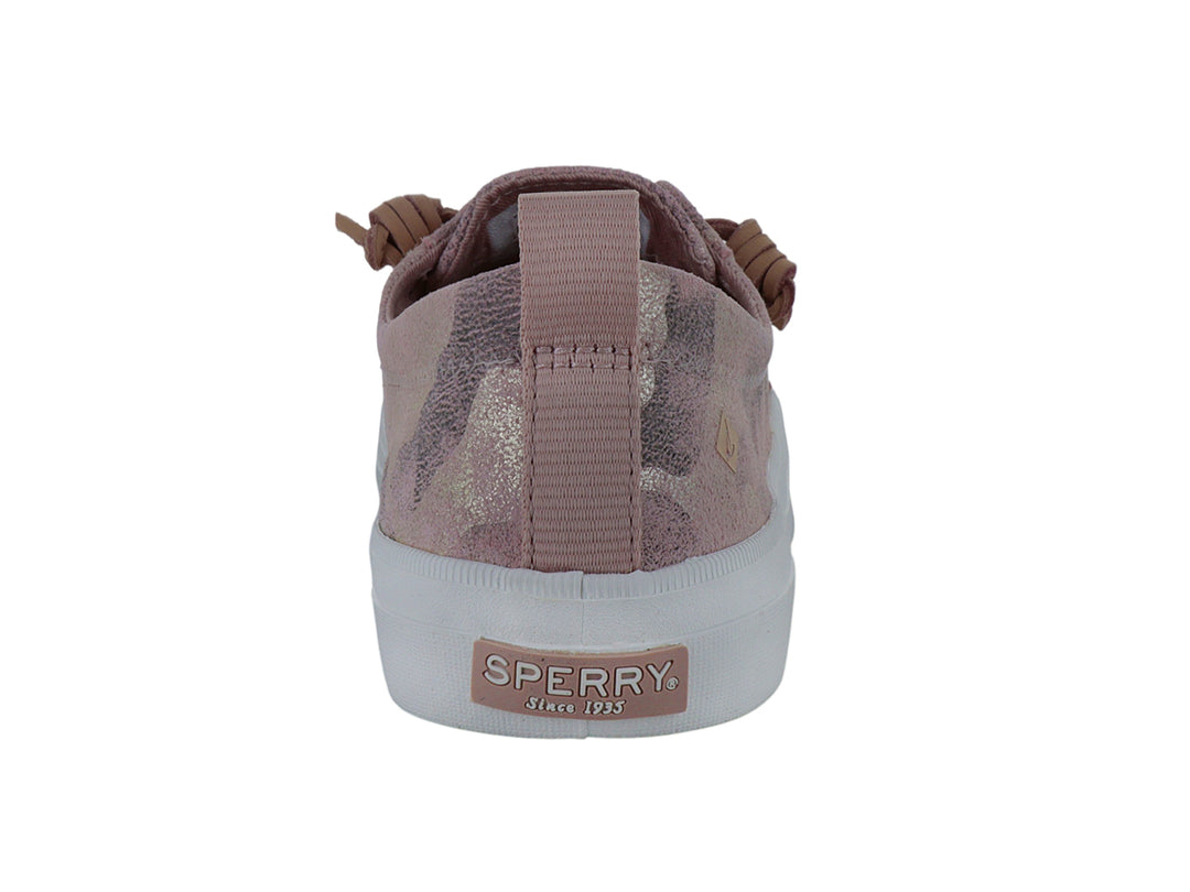 Tenis Sperry con estampado de camuflaje metálico en tonos rosa y suela blanca.