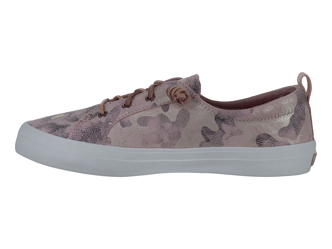 Tenis Sperry con estampado de camuflaje metálico en tonos rosa y suela blanca.