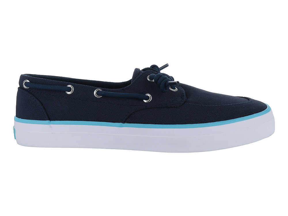 Zapato náutico Sperry azul marino con suela blanca y una franja decorativa en azul claro.