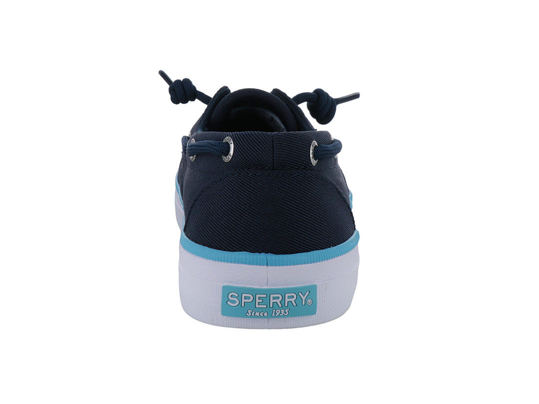 Zapato náutico Sperry azul marino con suela blanca y una franja decorativa en azul claro.