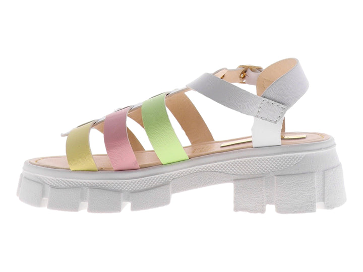 Sandalia blanca de plataforma con correas entrelazadas en colores pastel verde, rosa y amarillo.