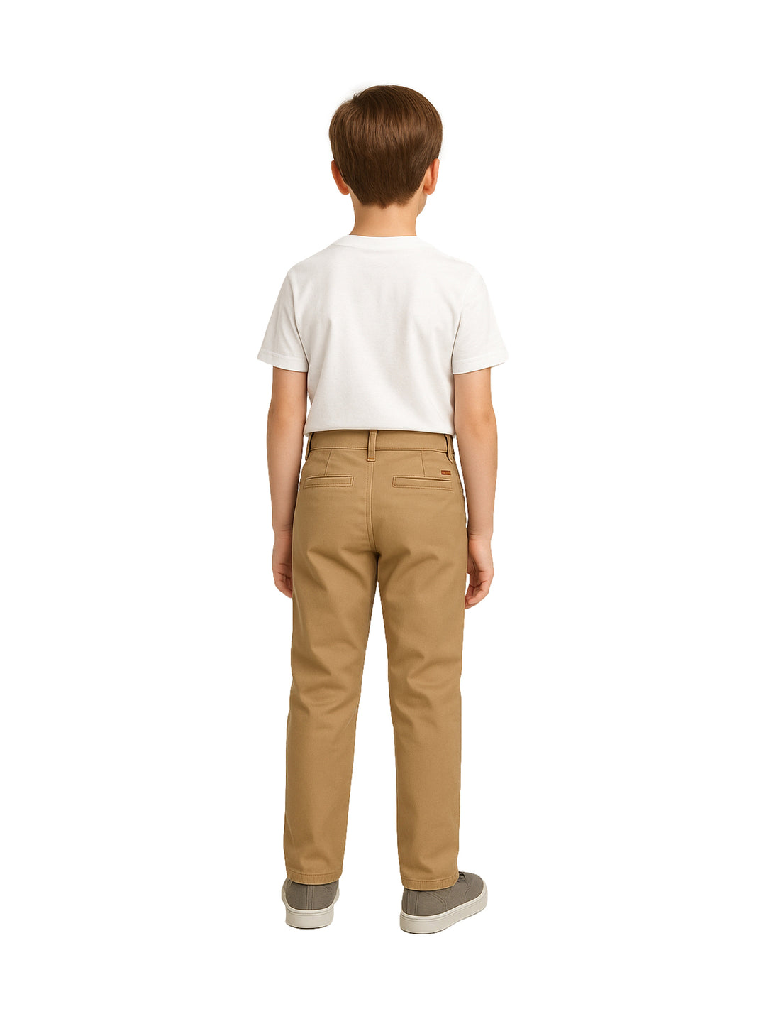 Niño vistiendo pantalón tipo chino de gabardina color beige y camiseta blanca.