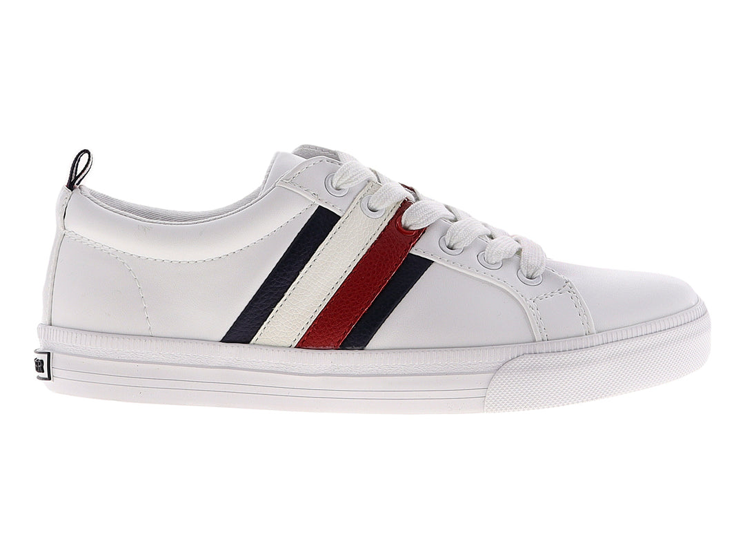 Tenis blancos de corte bajo con tres franjas laterales en azul marino y rojo y suela blanca.