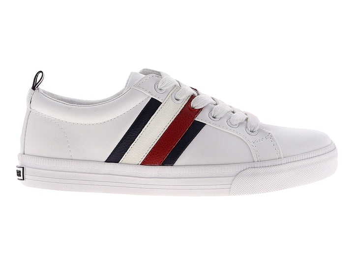 Tenis blancos de corte bajo con tres franjas laterales en azul marino y rojo y suela blanca.
