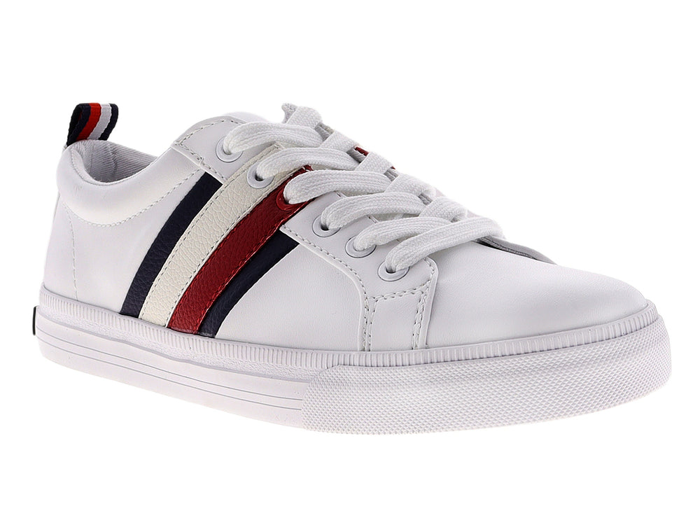 Tenis blancos de corte bajo con tres franjas laterales en azul marino y rojo y suela blanca.