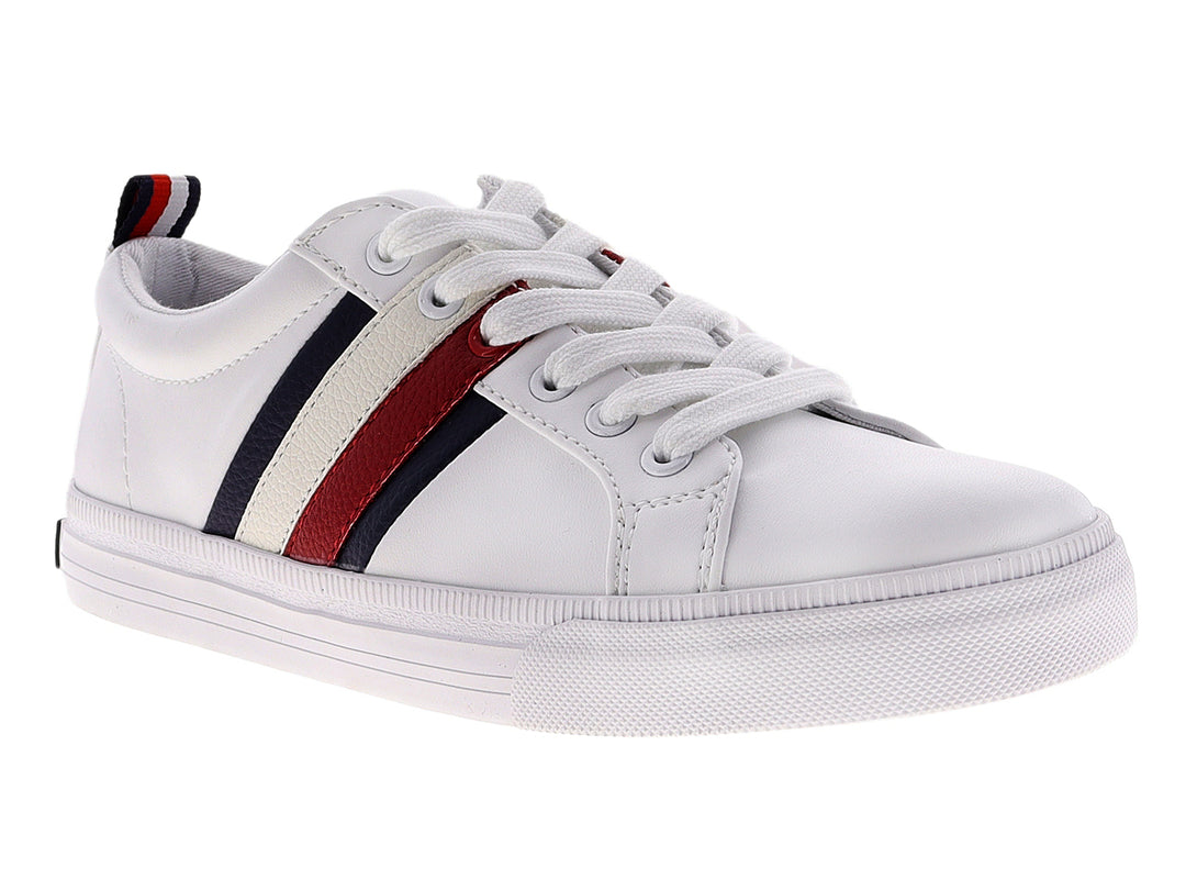Tenis blancos de corte bajo con tres franjas laterales en azul marino y rojo y suela blanca.