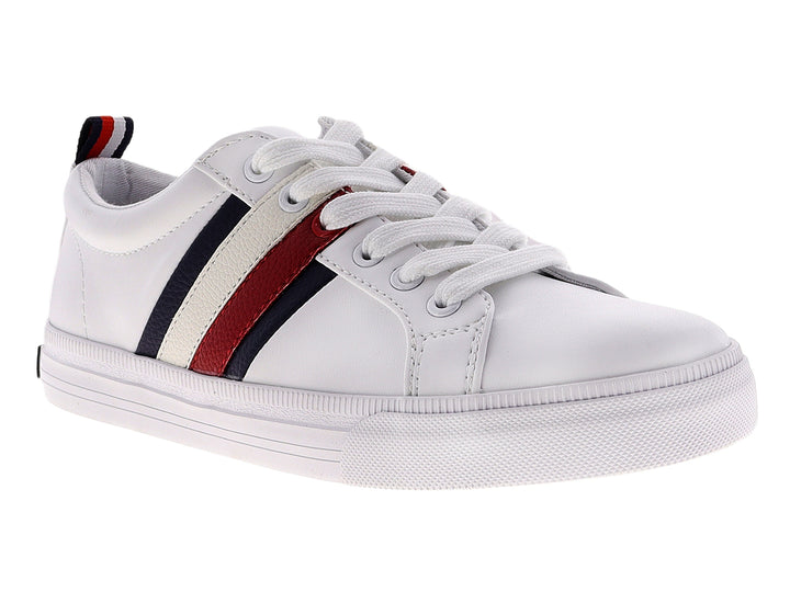 Tenis blancos de corte bajo con tres franjas laterales en azul marino y rojo y suela blanca.