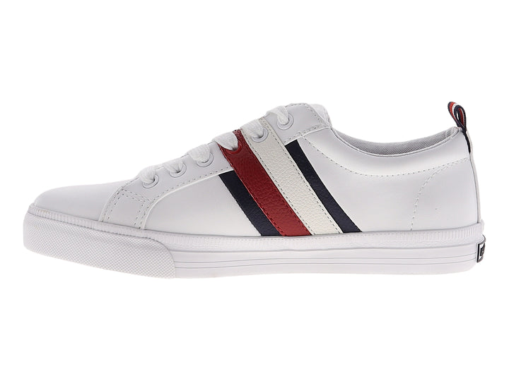 Tenis blancos de corte bajo con tres franjas laterales en azul marino y rojo y suela blanca.