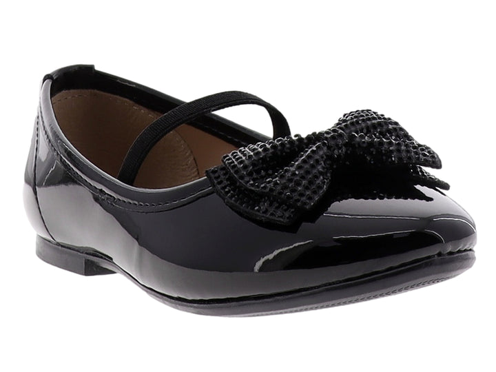 Zapato plano de charol negro para niña con correa y moño decorativo en la parte frontal.