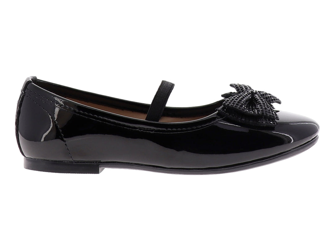 Zapato plano de charol negro para niña con correa y moño decorativo en la parte frontal.