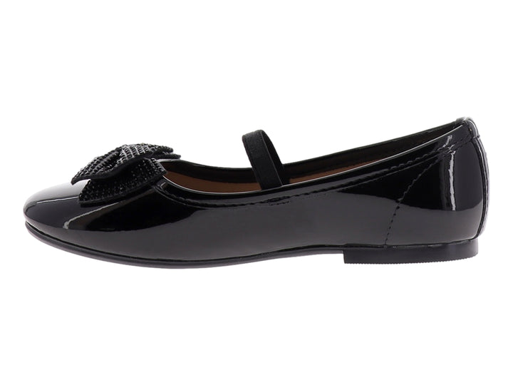 Zapato plano de charol negro para niña con correa y moño decorativo en la punta.