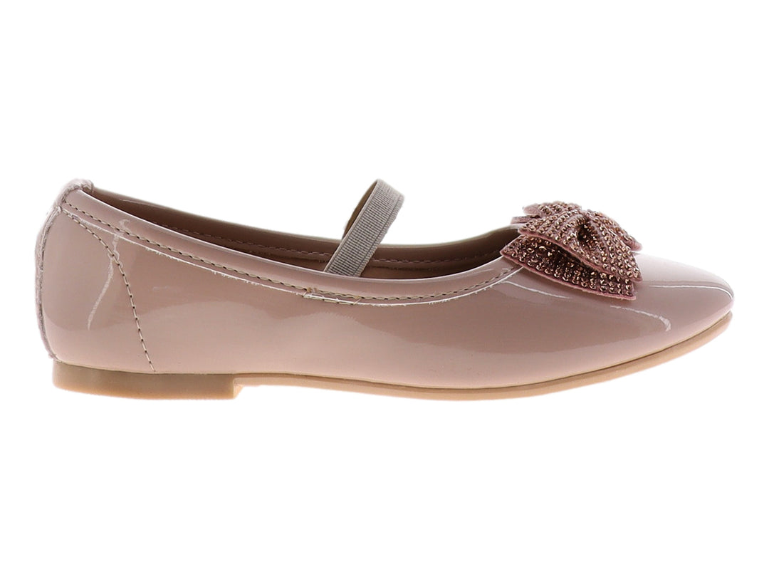 Zapato plano color maquillaje en charol brillante con un moño decorado con pedrería y correa ajustable.