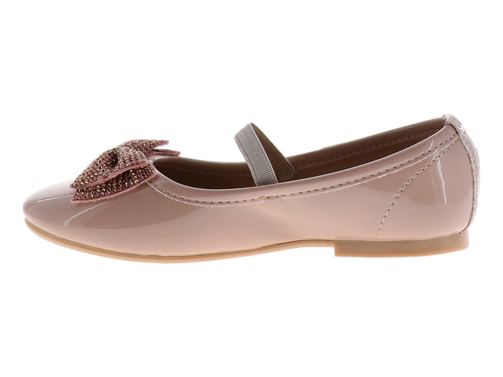 Zapato plano color maquillaje en charol brillante con un moño decorado con pedrería y correa ajustable.