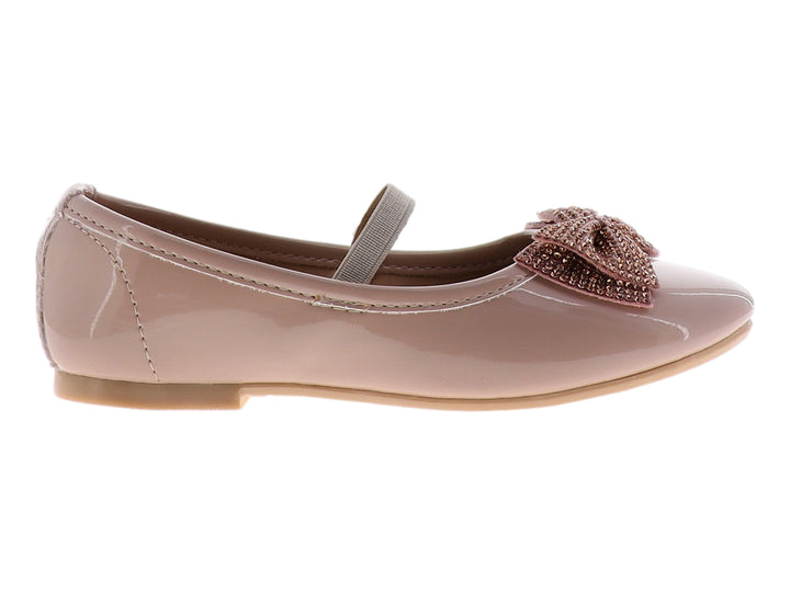 Zapato plano de charol color maquillaje con moño decorativo brillante y correa.