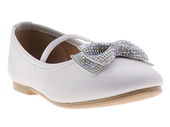 Zapato plano blanco para niña con moño decorado con brillantes y correa ajustable.