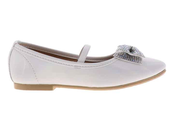 Zapato plano blanco con correa y moño decorado con brillantes.