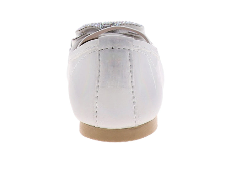 Zapato plano blanco con correa y moño decorado con brillantes.