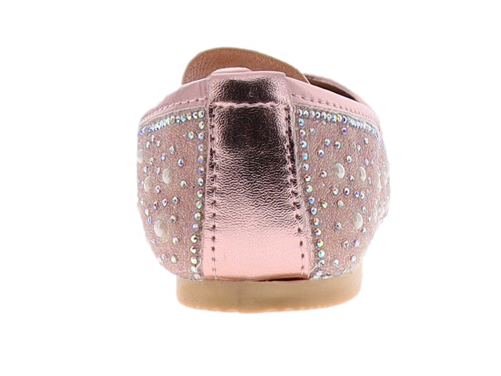 Zapato plano para niña en color oro rosado con decoraciones de brillantes y correa superior.