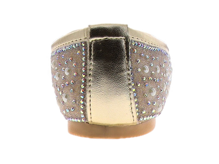 Zapato plano color oro inglés para niña con acabado brillante y detalles de pedrería.
