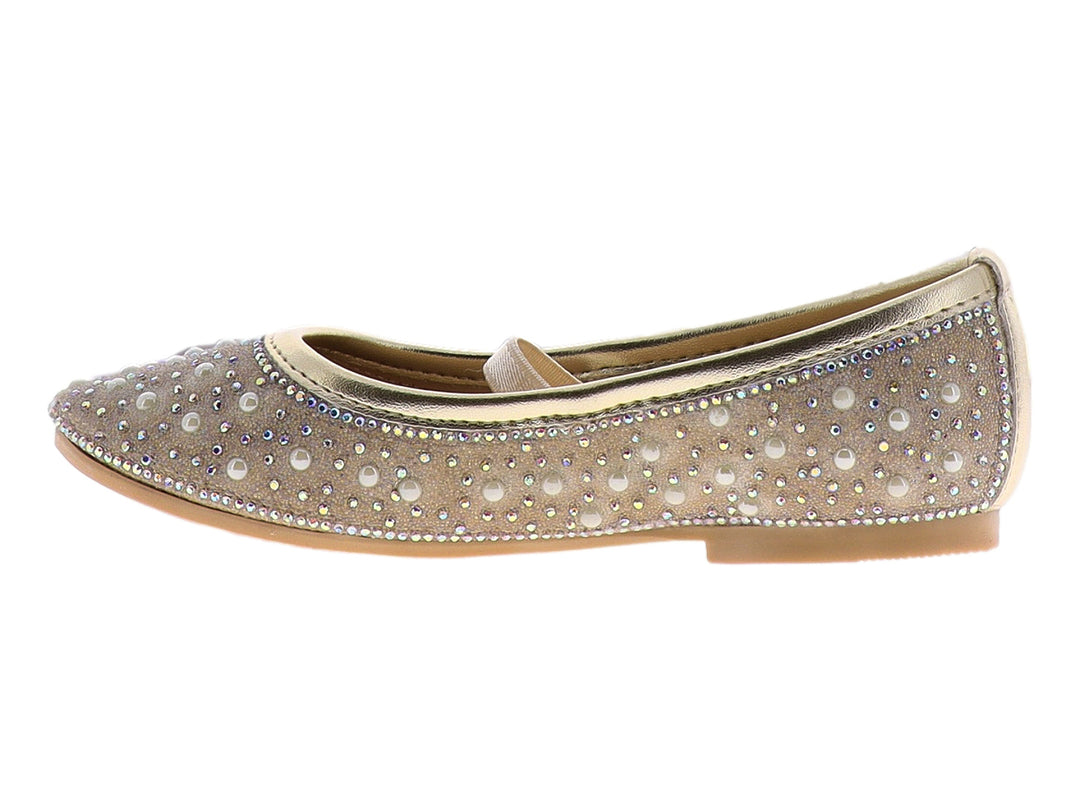 Zapato plano color oro inglés para niña con acabado brillante y detalles de pedrería.
