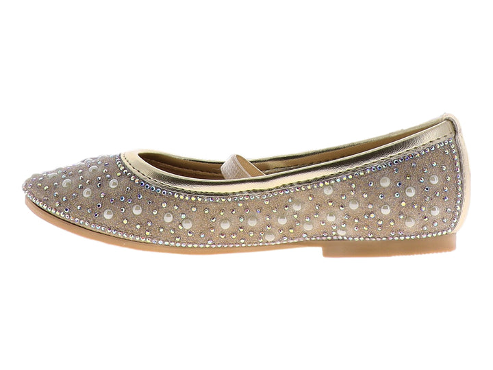 Zapato plano color oro inglés para niña con acabado brillante y detalles de pedrería.