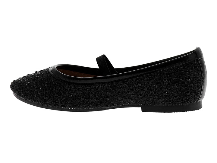 Zapato plano negro para niña con textura punteada y correa elástica superior.