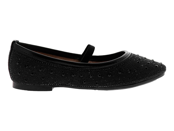 Zapato plano color negro con textura granulada y correa superior.