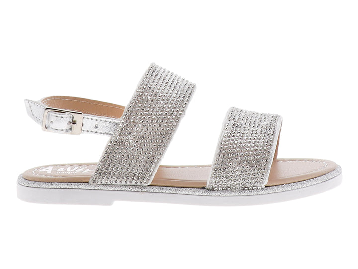 Sandalia plateada para niña con correas decoradas con brillantes y suela blanca.