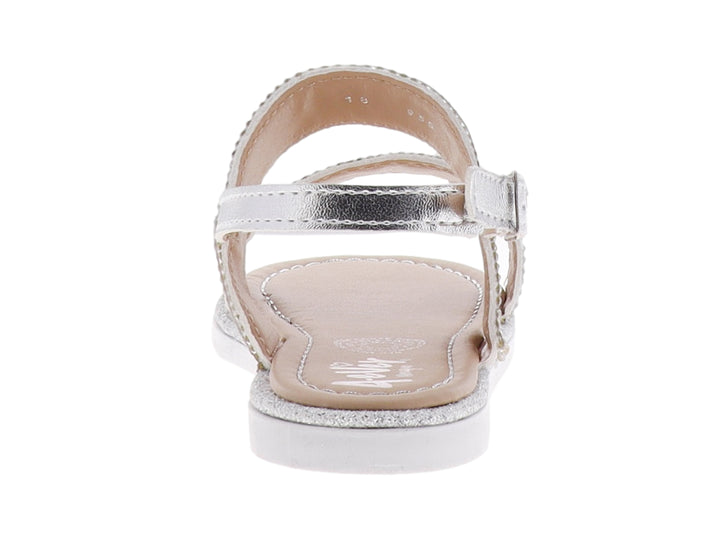 Sandalia plateada para niña con correas decoradas con brillantes y suela blanca.