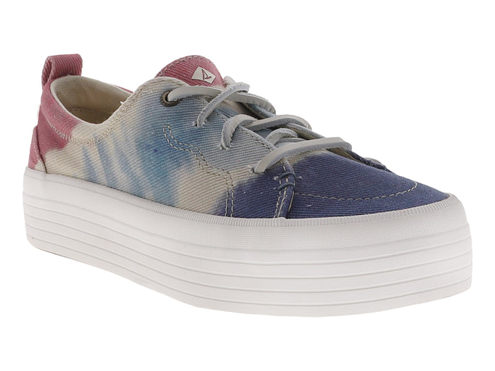 Tenis Sperry de plataforma con estampado tie-dye en tonos rosa y azul y suela blanca ancha.