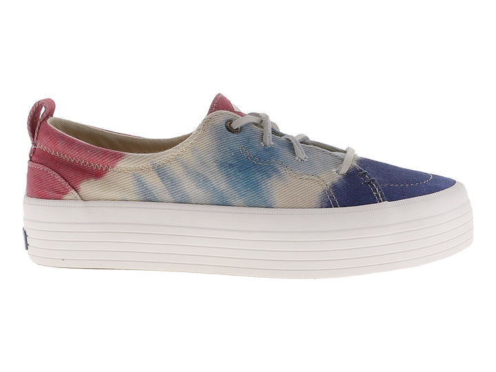 Tenis Sperry de plataforma con estampado tie-dye en tonos rosa y azul y suela blanca ancha.