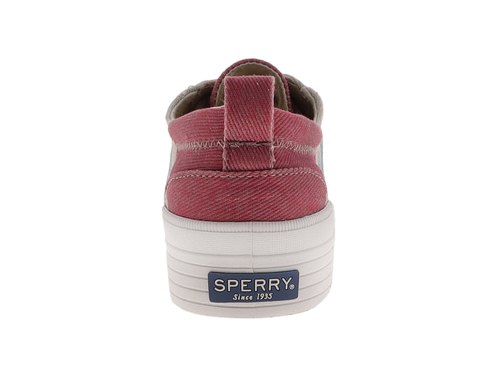 Tenis Sperry de plataforma con estampado tie-dye en tonos rosa y azul y suela blanca ancha.