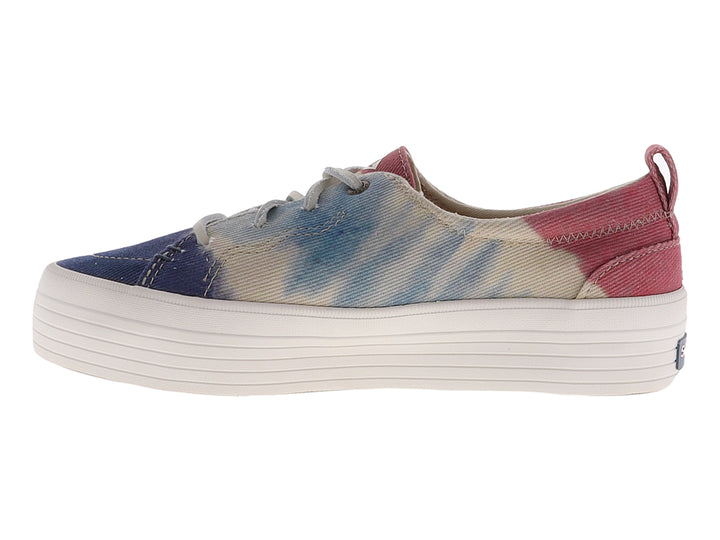 Tenis Sperry de plataforma con estampado tie-dye en tonos rosa y azul y suela blanca ancha.
