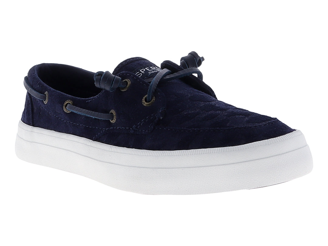 Zapato náutico Sperry color azul marino con suela blanca y cordones.