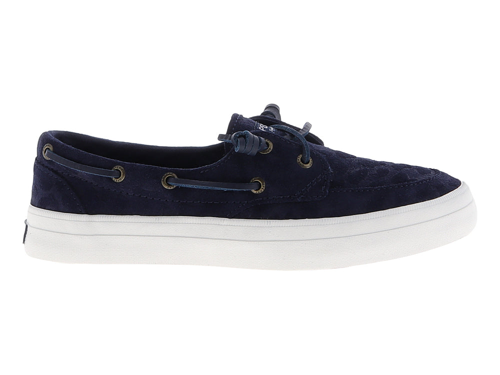 Zapato náutico Sperry color azul marino con suela blanca y cordones.