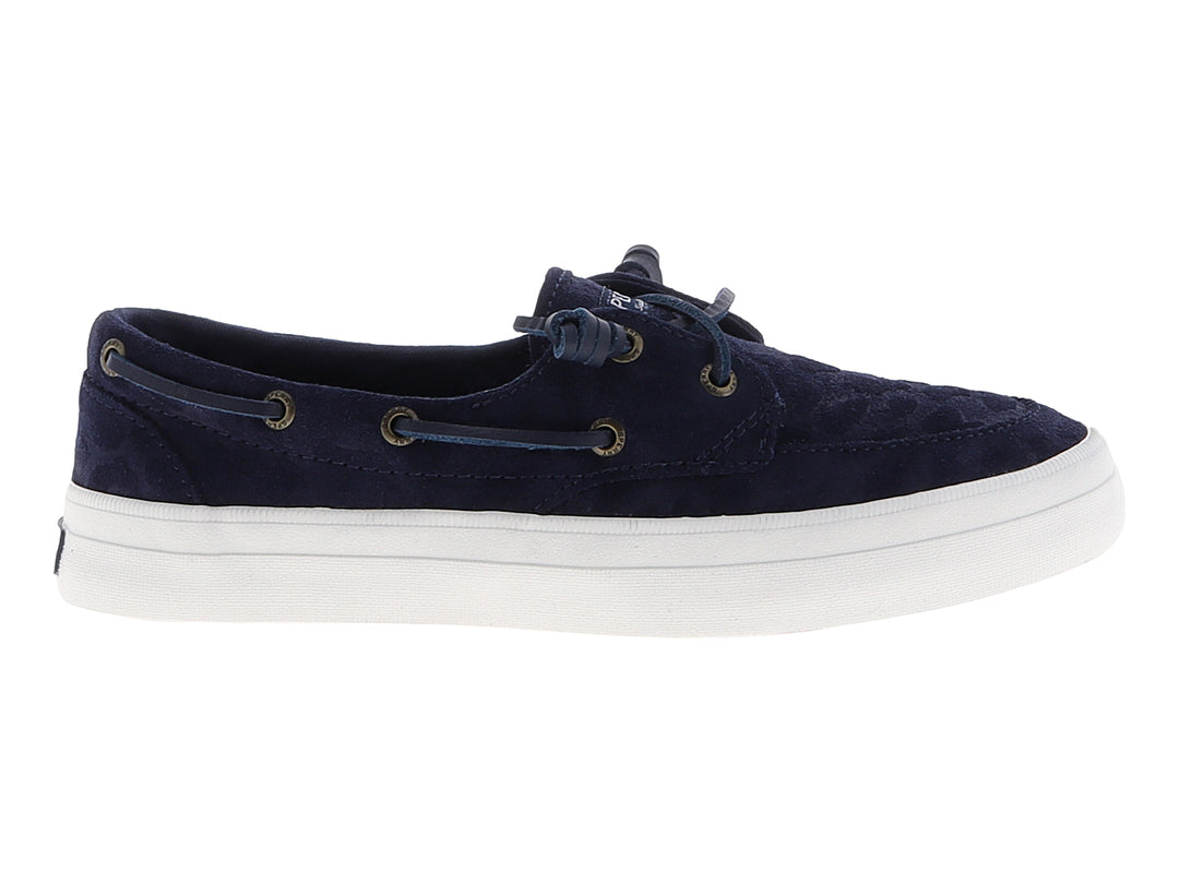 Zapato náutico Sperry color azul marino con suela blanca y cordones.