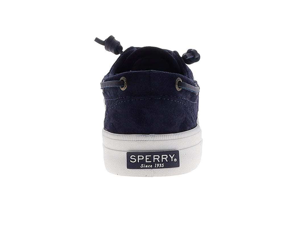 Zapato náutico Sperry color azul marino con suela blanca y cordones.