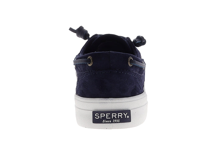 Zapato náutico Sperry color azul marino con suela blanca y cordones.
