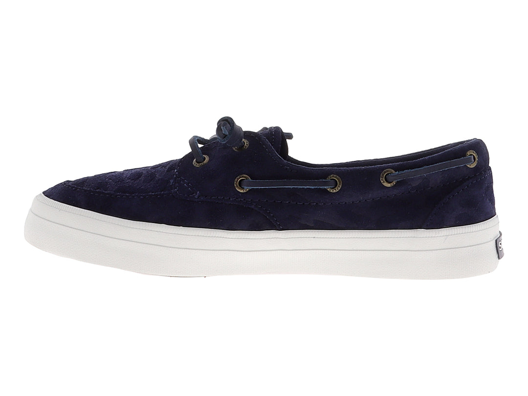 Zapato náutico Sperry color azul marino con suela blanca y cordones.