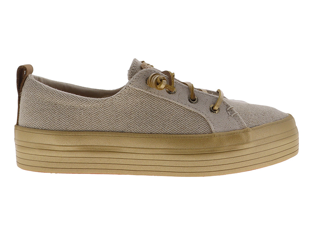 Tenis SPERRY de plataforma color dorado con acabado tejido y suela alta brillante.