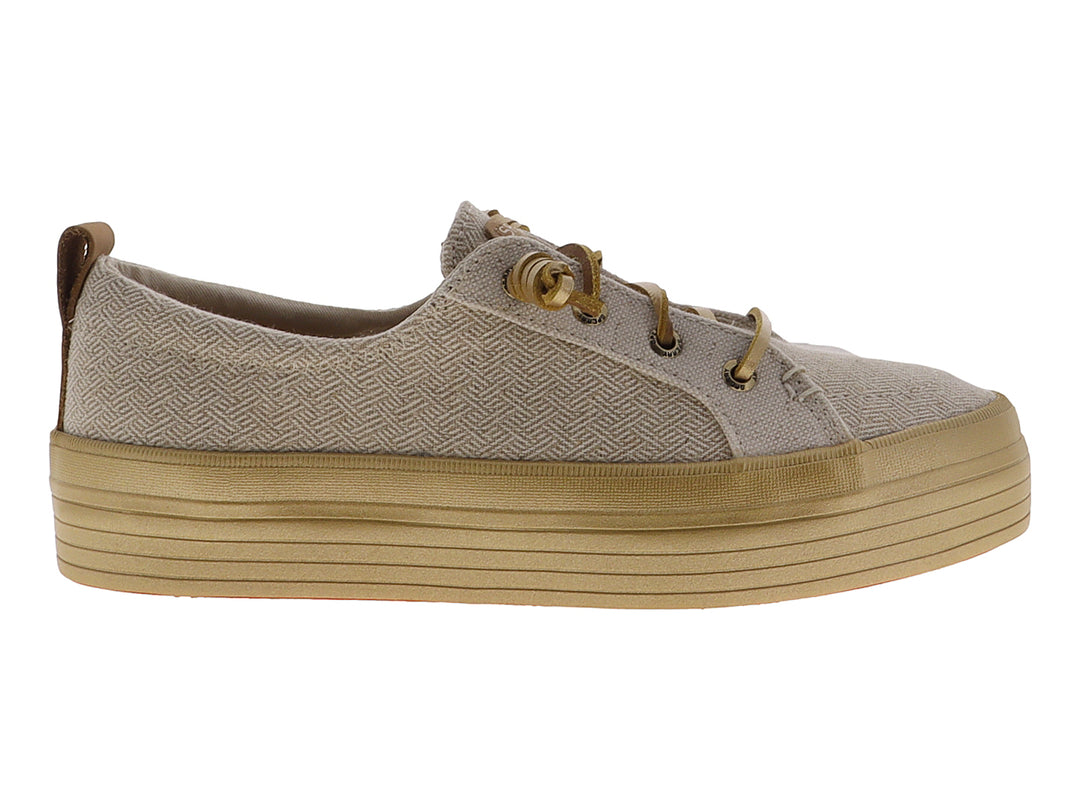 Tenis SPERRY de plataforma color dorado con acabado tejido y suela alta brillante.