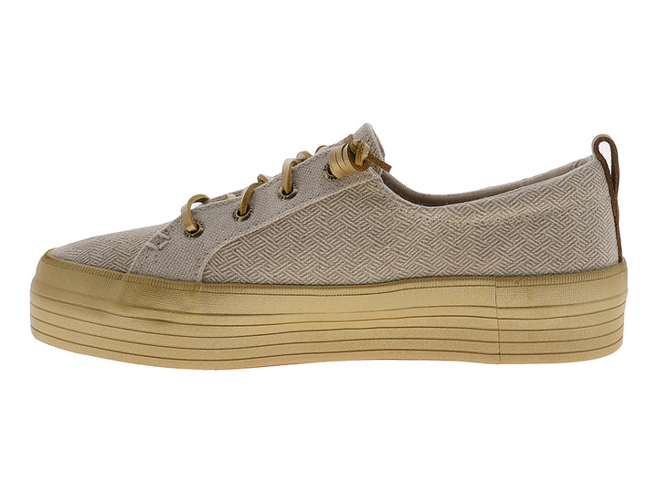 Tenis SPERRY de plataforma color dorado con acabado tejido y suela alta brillante.