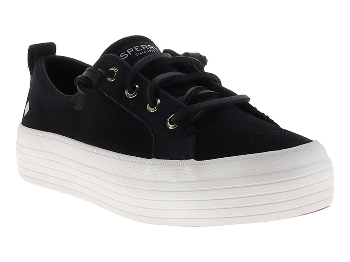 Tenis SPERRY negros con suela de plataforma blanca y cordones negros.