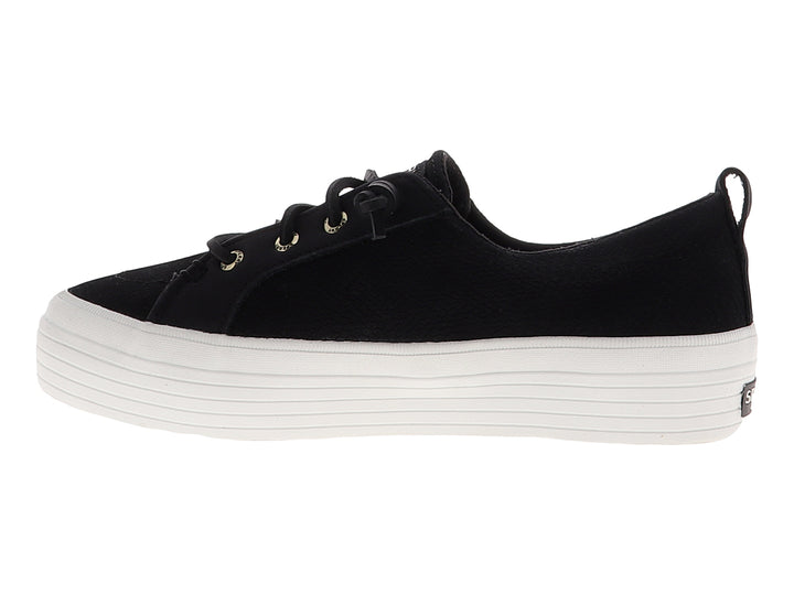 Tenis SPERRY negros con suela de plataforma blanca y cordones negros.