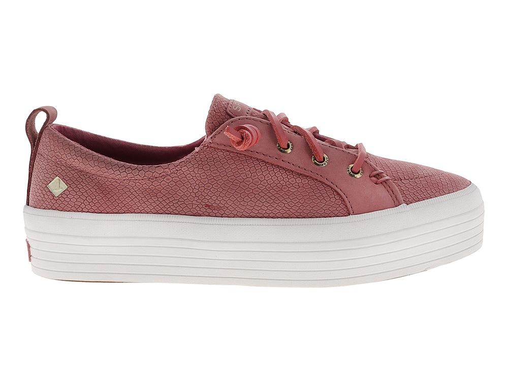 Tenis Sperry color rosa con textura de piel de serpiente y suela de plataforma blanca.