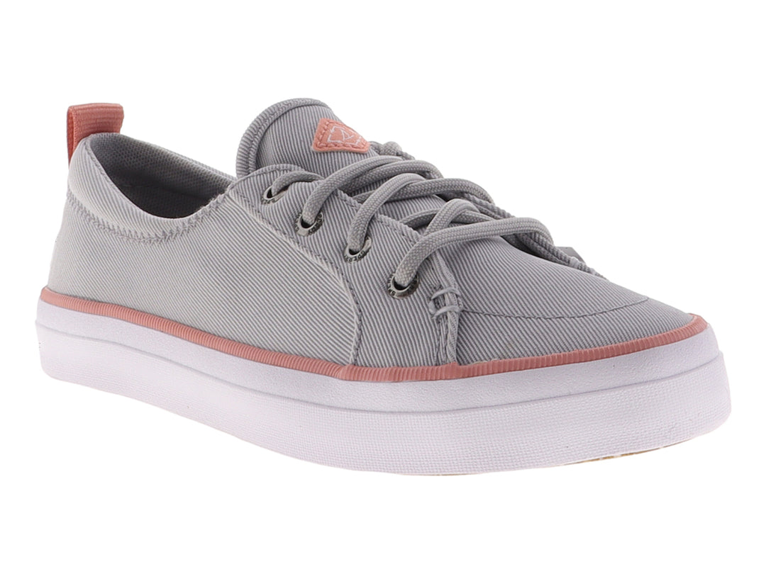Tenis SPERRY de tela gris con detalles en rosa y suela blanca.