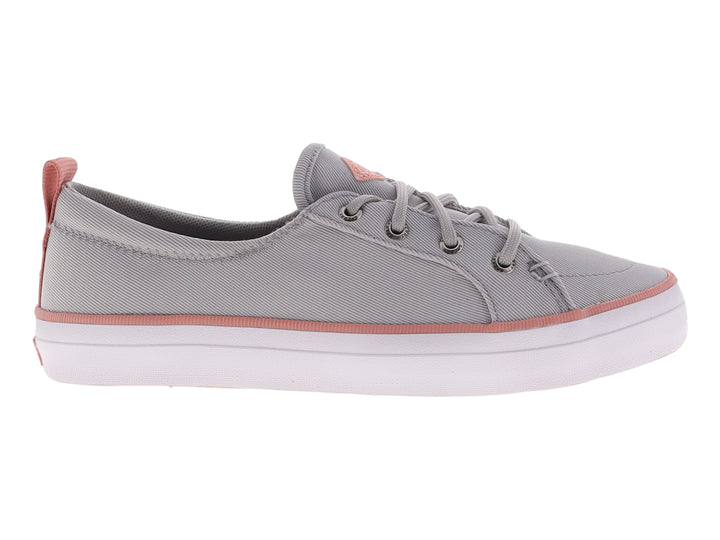 Tenis SPERRY de tela gris con detalles en rosa y suela blanca.