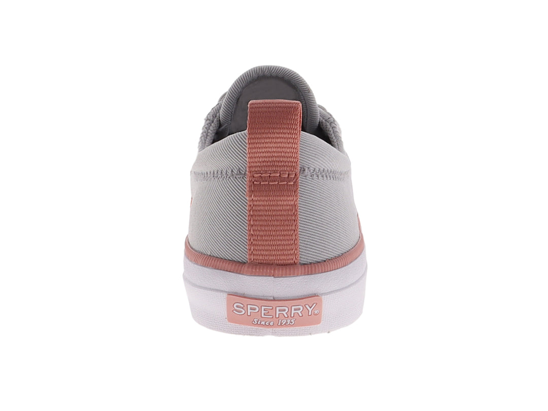 Tenis SPERRY de tela gris con detalles en rosa y suela blanca.
